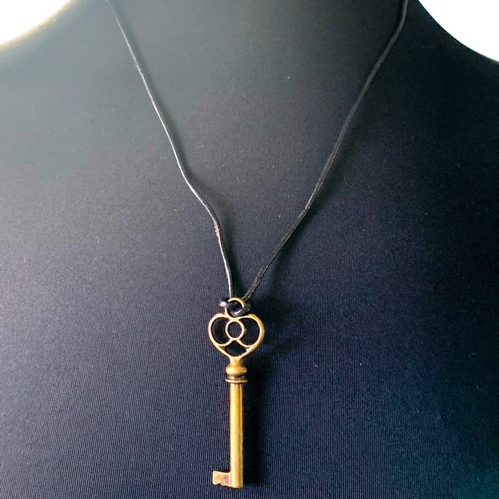 Necklace heart skeleton key
